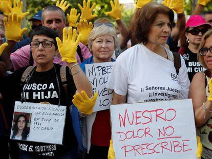 Víctimas de la supuesta trama de bebés robados, concentradas en la entrada de la Audiencia Provincial de Madrid el día del juicio del doctor Eduardo Vela.