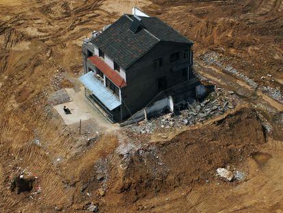 Una 'casa clavo', en Yichang, en marzo de 2013. La tierra alrededor fue excavada para construir una carretera.
