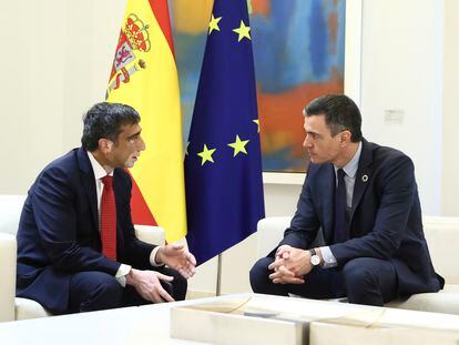El presidente del Gobierno, Pedro Sánchez (derecha), junto con el consejero delegado de GlobalLogic, Nitesh Bang.