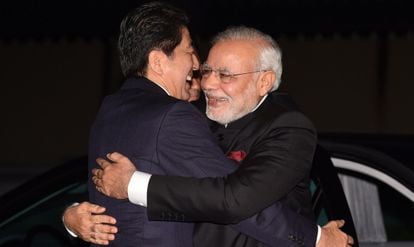 El abrazo entre el primer ministro japon&eacute;s y su hom&oacute;logo indio, el 30 de agosto