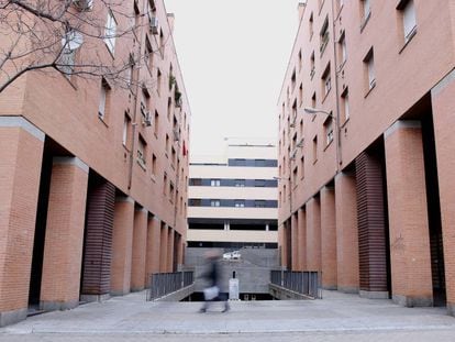 Bloques en la avenida de Asturias (Tetu&aacute;n) donde se ubican algunas plazas de garaje que la Comunidad ha sacado a subasta.  