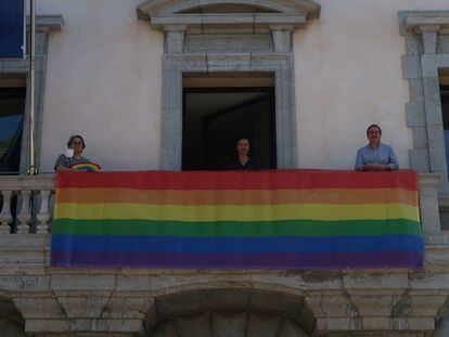 Lona con los colores de la bandera de LGTBI, en la fachada del edificio de Presidencia del Gobierno balear, en conmemoración del Día del Orgullo.