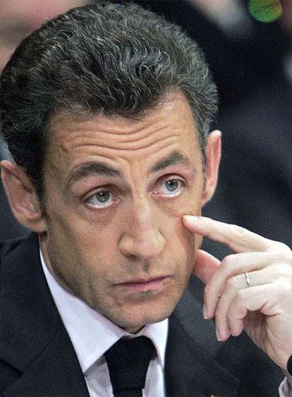El presidente francés, Nicolás Sarkozy, en una mesa redonda hoy en Francia, durante la maratoniana jornada que está llevando a cabo como previa a la reunión de mañana del G20