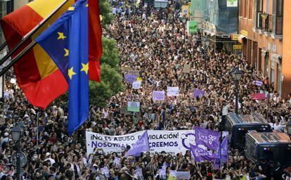 Manifestación de mujeres en Madrid frente al ministerio de Justicia, el 22 de junio de 2018, tras conocerse la decisión judicial de poner en libertad a los miembros de La Manada