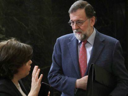 Mariano Rajoy y Soraya S&aacute;enz de Santamar&iacute;a, durante el debate presupuestario.