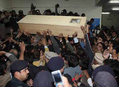 Partidarios de Benazir Bhutto trasladan el ataúd de la ex primera ministra en el hospital de Rawalpindi.