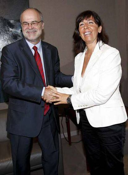 El consejero Antoni Castells (PSC) y Alicia Sánchez-Camacho, presidenta del PP catalán, ayer en Barcelona.