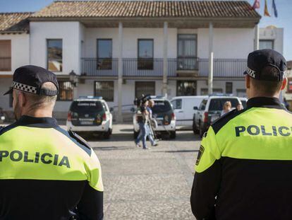 Agentes de la Policia, junto al Ayuntamiento de Valdemoro