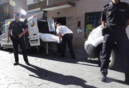 Empleados de la funeraria trasladan el cuerpo de la mujer asesinada en Alcorcón el pasado jueves.