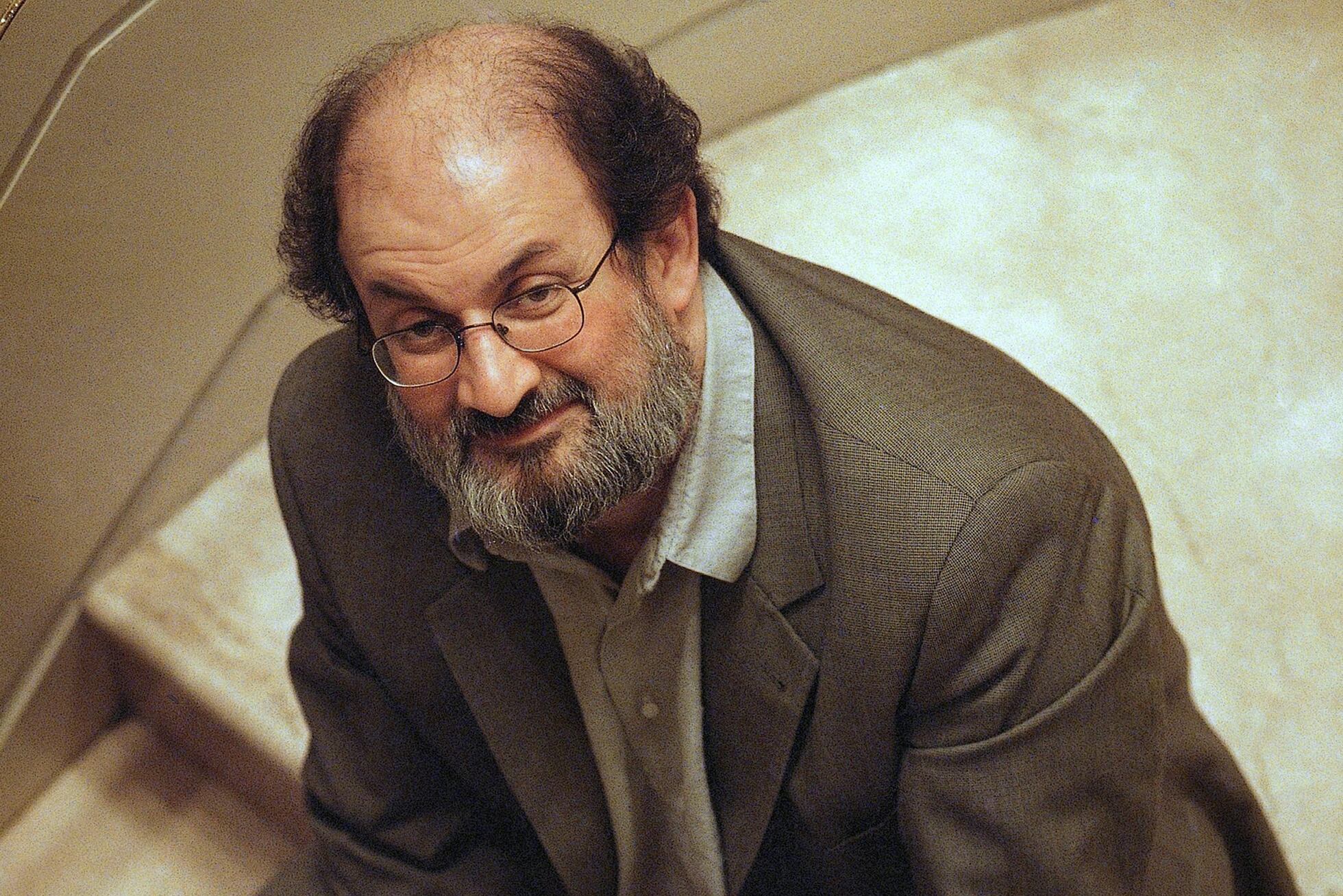 Salman Rushdie, la religión y la rabia a través del ojo científico de