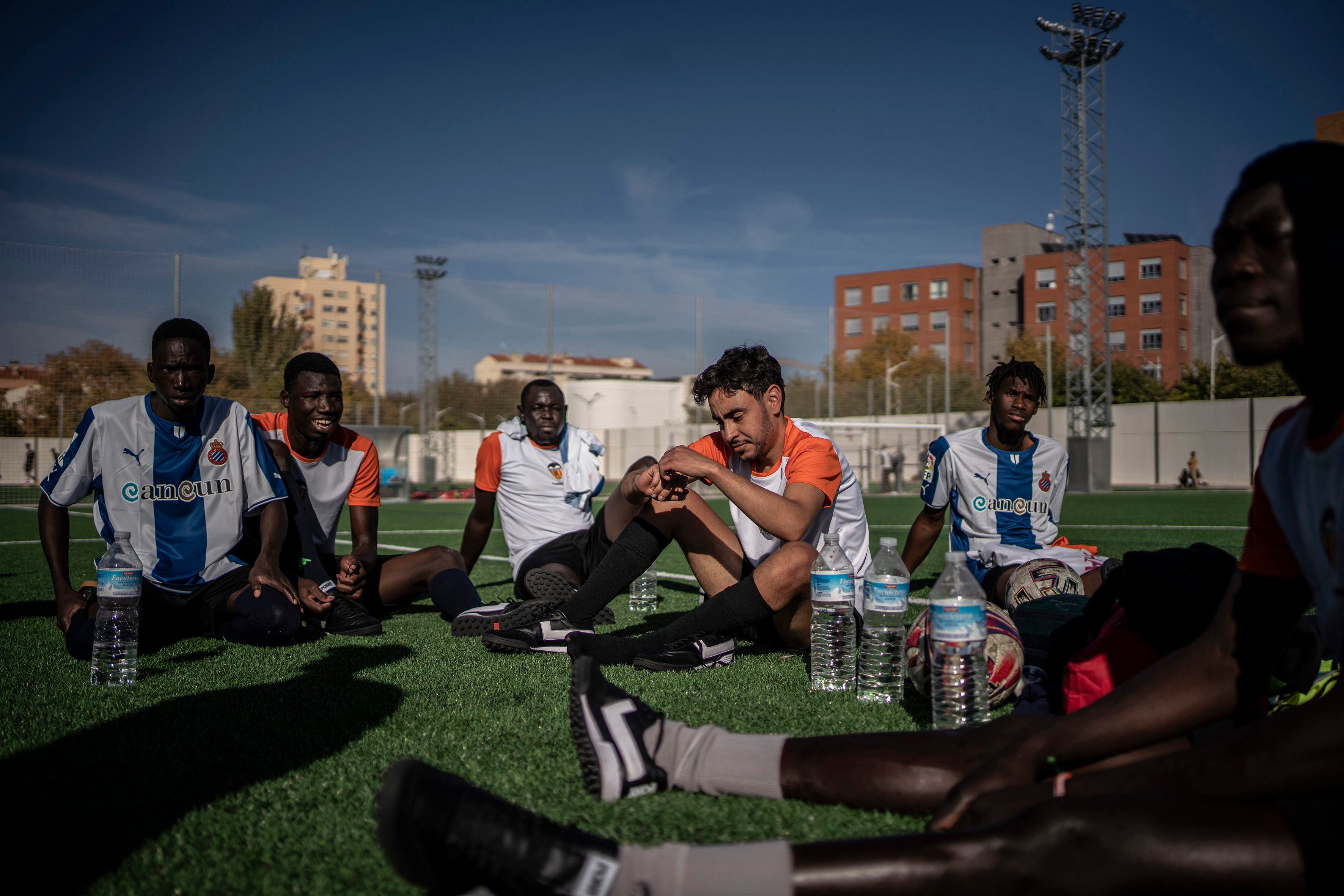 Refugiados de los centros de Vallecas (Madrid) y Mislata (Valencia) durante el descanso del partido este sábado en Albacete.