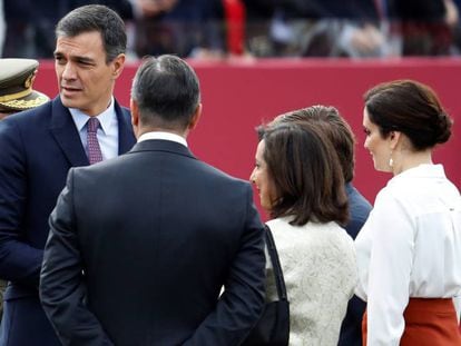 Pedro Sánchez e Isabel Díaz Ayuso durante el Día de las Fuerzas Armadas. En vídeo, la presidenta de la Comunidad de Madrid e Ignacio Aguado piden a Sánchez que no minen sus libertades.