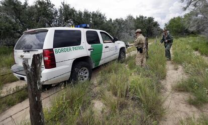 Agentes de aduanas y marines patrullando la frontera con México