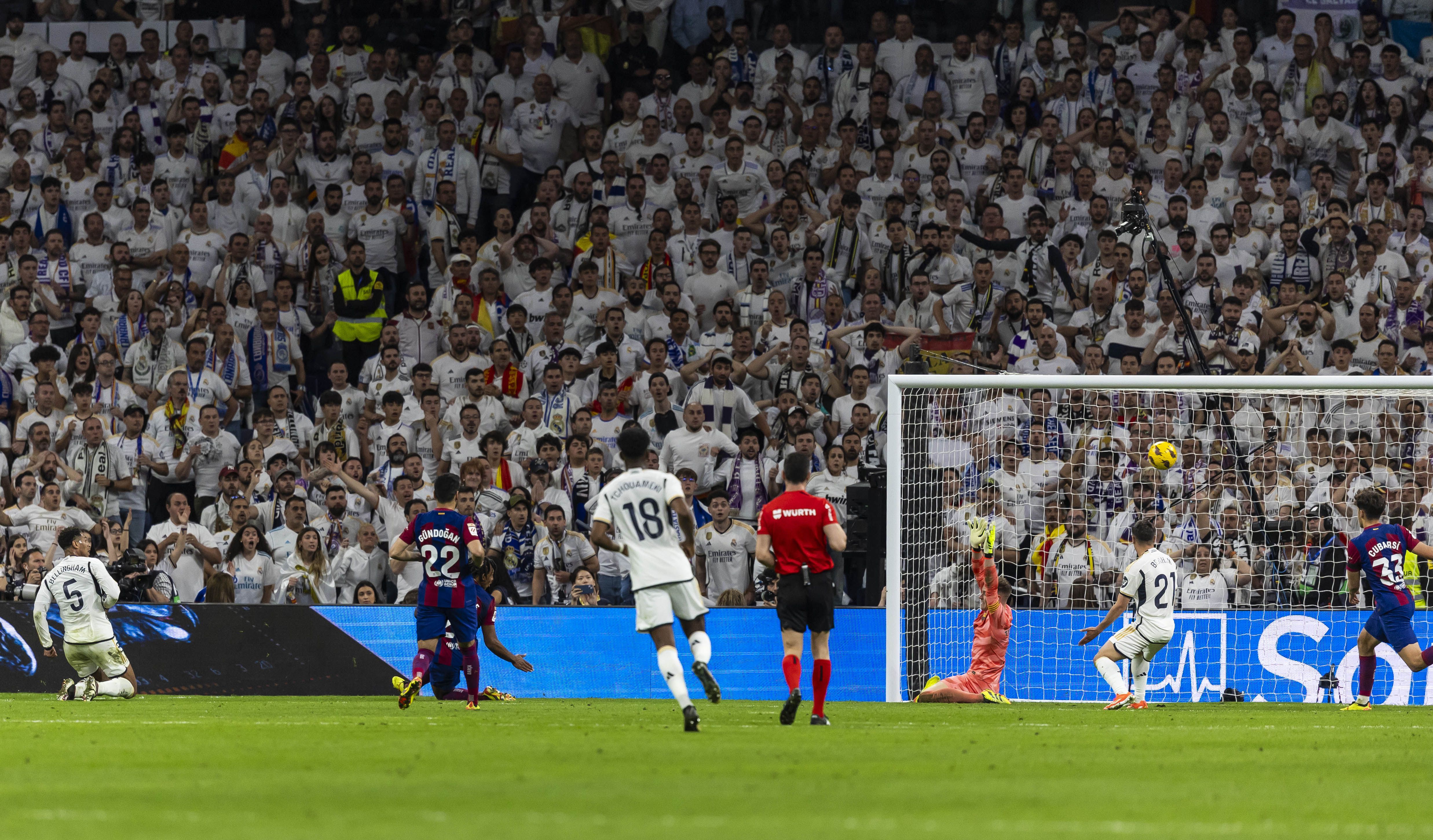 Bellingham marca en el descuento del partido el gol de la victoria del Real Madrid.