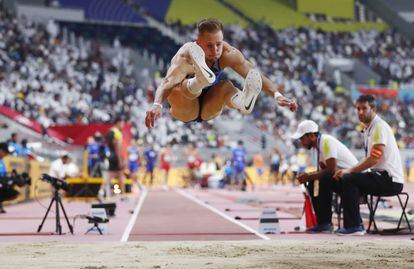 Janek Oiglane, de Estonia, compite en la prueba de salto de longitud, en el Campeonato Mundial de Atletismo en Doha, el 2 de octubre.