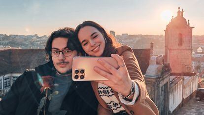 Los españoles nos sacamos una media de 12 'selfies' diarios. La cámara frontal de 16 MP del Honor X8 permite conseguir un autorretrato perfecto.