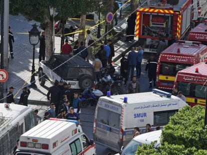Los equipos de emergencia atienden a los heridos tras el ataque suicida este lunes en Túnez.