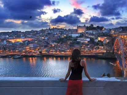 Vista de la Ribeira y la ciudad vieja de Oporto, en Portugal, desde la calcada da serra, en la orilla opuesta del río Douro.