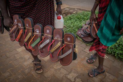 Las sandalias y las medicinas que Paul Sironka y Tom Laissa intentan vender en Uganda.