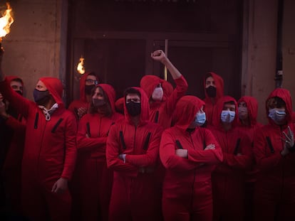 Activistas por el derecho a la vivienda disfrazados con petos rojos consiguen parar un desahucio en Barcelona.