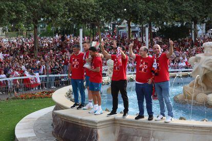 Los jugadores del Sevilla FC, junto al los directivos y cuerpo técnico, celebran la copa de la Liga Europa.