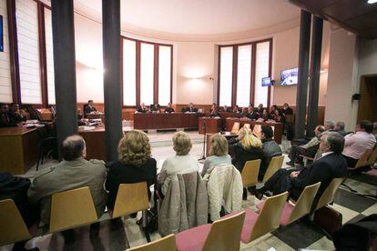  Los acusados por una estafa piramidal en el seno de los Testigos de Jehova, durante el juicio en la Audiencia de Barcelona. 