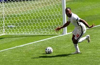 Sterling celebra su gol a Croacia en Wembley.