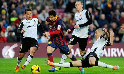 Messi, frente a Bernat, Mathieu y Romeu.