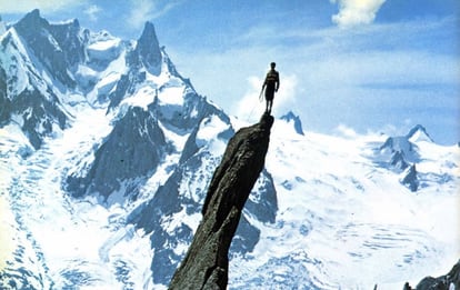 Gaston Rébuffat en la cima del Roc, en el valle de Chamonix, con el Diente del gigante de fondo.