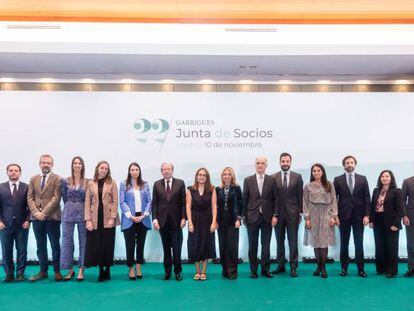 Los nuevos socios de Garrigues junto a Fernando Vives (presidente ejecutivo) y Javier Ybáñez (senior partner), en la Junta de Socios de la firma celebrada en Madrid