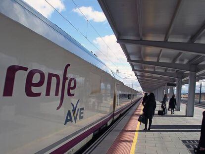 Uno de los trenes AVE de Renfe estacionado.