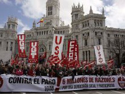 Miles de personas claman contra el desempleo y la corrupcion en Madrid.
