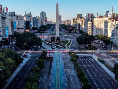 Vista aérea de la avenida 9 de julio en Buenos Aires durante la cuarentena impuesta el pasado viernes.