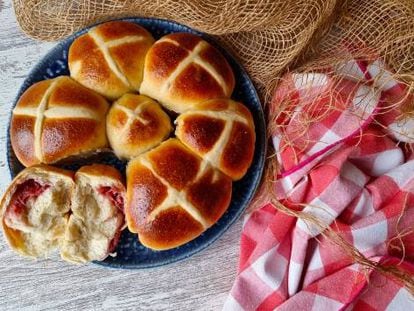 'Hot cross buns': bollitos cruzados rellenos de fresa