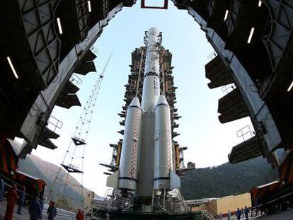 El cohete Larga Marcha 3B en el que ha sido lanzada la sonda china con destino a la Luna. 