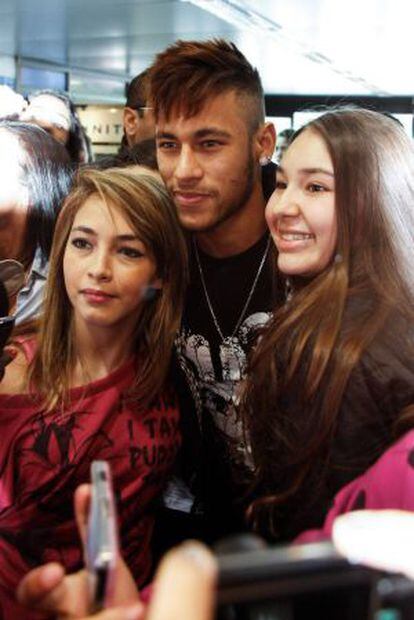 Neymar se hace una foto con dos seguidoras.