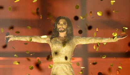 Conchita Wurst celebra el triunfo en el Festival de Eurovisión.