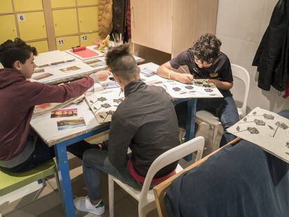 Tres menores en un centro de acogida. 