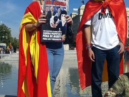 La mujer de la controvertida pancarta, ayer, en Colón.