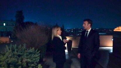 Macron y Meloni charlan en la azotea de un hotel de Roma el 23 de octubre, un día después de ser nombrada primera ministra de Italia.