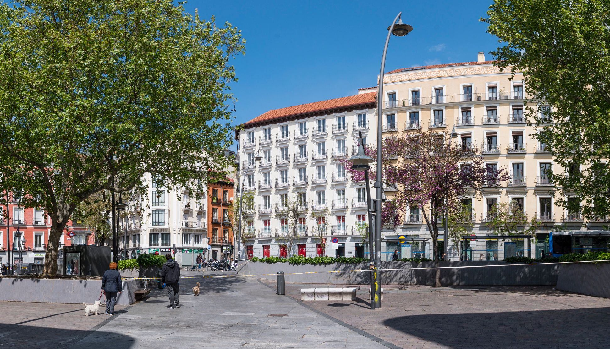 El relieve irregular de los bancos de granito de la plaza Tirso de Molina, Madrid, está explícitamente orientado para evitar que personas sin hogar se tumben en ellos