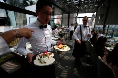 Un mesero entrega chiles en nogada en un restaurante de Ciudad de México el 26 de agosto de 2022.