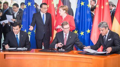 Firma del acuerdo entre Seat, Volkswagen y JAC, al que acudieron la canciller alemana, Ángela Merkel; y el primer ministro chino, Li Keqiang. 