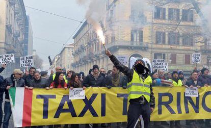 Un grupo de taxistas en una protesta contra Uber en Tur&iacute;n (Italia)