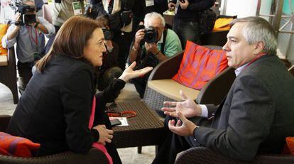 La portavoz parlamentaria del PSOE, Soraya Rodr&iacute;guez, conversa con el primer secretario del PSC, Pere Navarro.