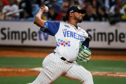 Norwith Gudino de Los Leones del Caracas de Venezuela durante un juego de la Serie del Caribe de béisbol, este 6 de febrero.