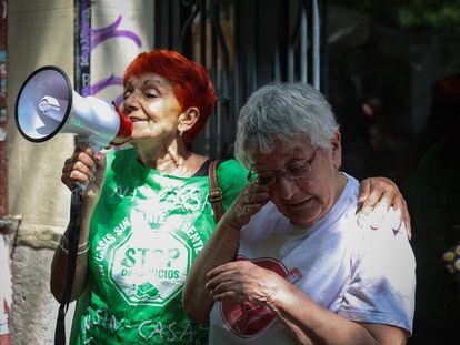 Paralización del desahucio de Teresa Sarmiento, de 72 años (a la derecha), inquilina de Argumosa, 11, en Lavapiés (Madrid).