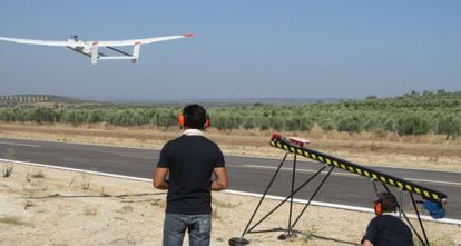Trabajadores de Atlas observan el despegue del primer vuelo fuera de vista con aviones no tripulados en Espa&ntilde;a, efectuado este mi&eacute;rcoles en Villacarrillo (Ja&eacute;n).