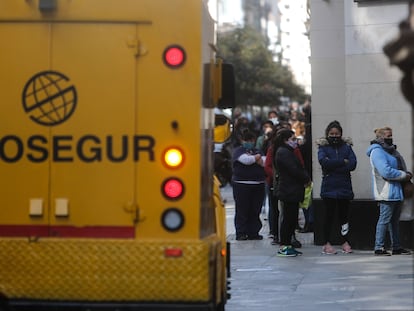 Fila de personas para ingresar a un banco, en Buenos Aires.