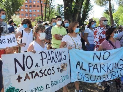 Vecinos de Tres Olivos se manifiestan contra la construcción del aparcamiento disuasorio en su barrio.